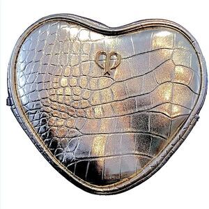 EXCLUSIVE LIMITED EDITION RARE TO FIND CLE DE PEAU HEART GOLD BEAUTÈ BAG/POUCH.